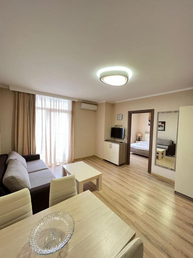 Lux Tower 公寓 *